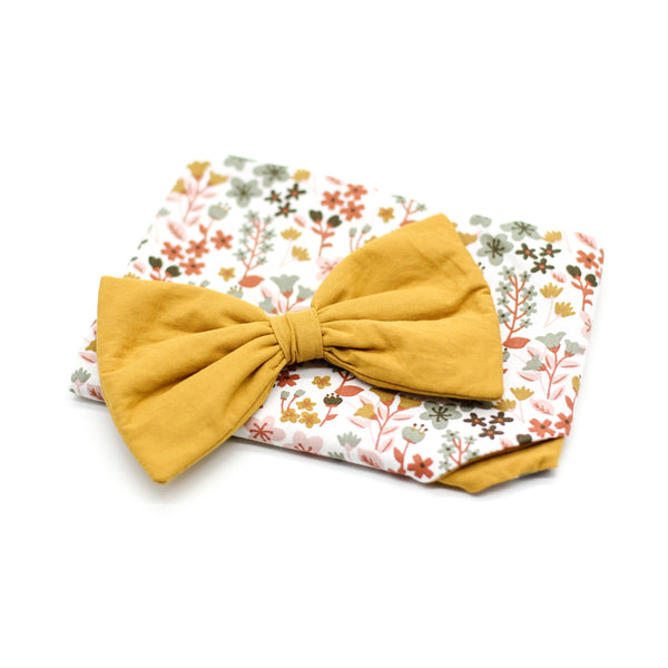 Hundehalstuch mit Boho Blumen und eine gelbe Schleife