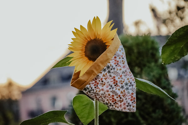 Sonneblume trägt Boho Blumen Hundehalstuch