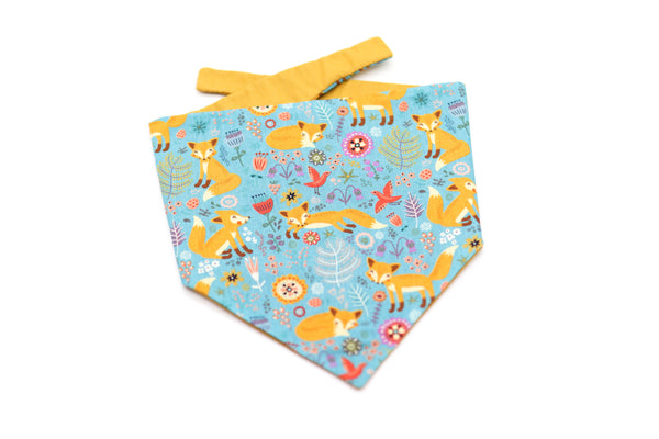 Hundehalstuch mit Füchsen und Blumen